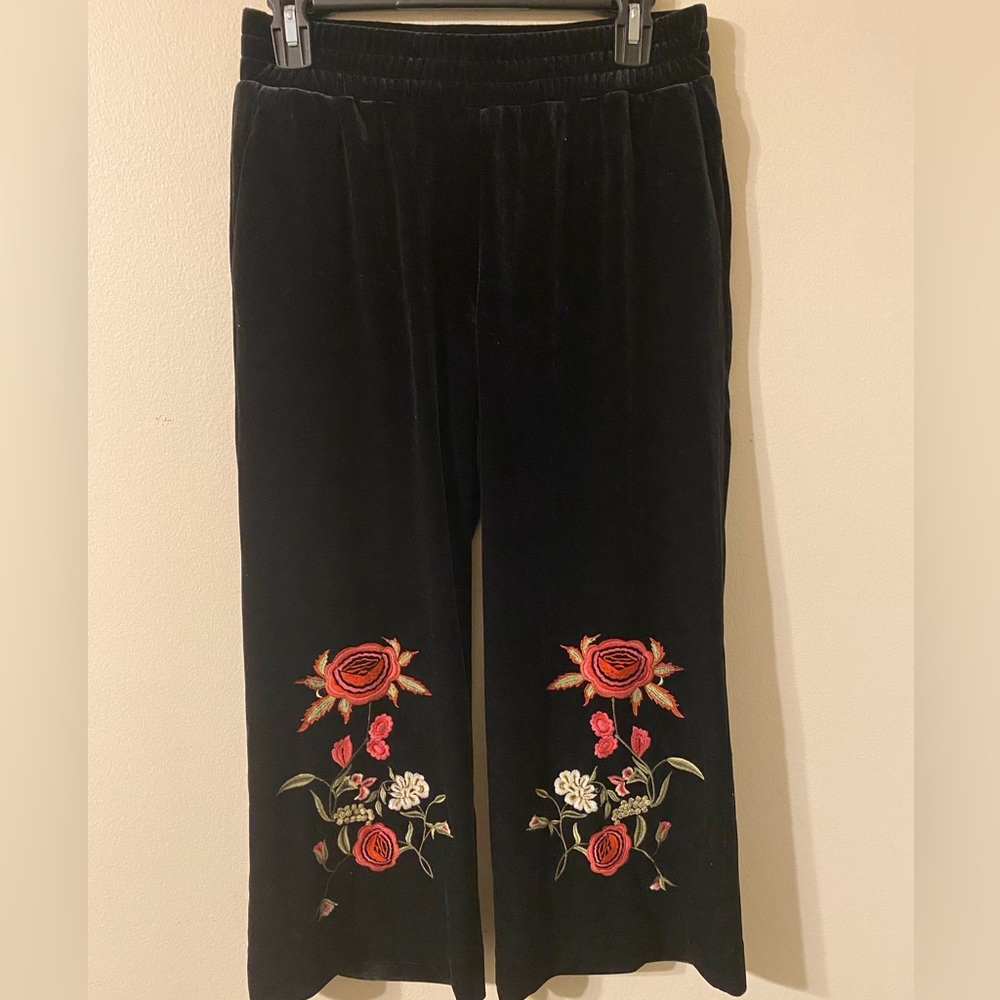 New NWT Drew Black Velour Floral Roses Ankle Sweatpants Joggers Size Small $188